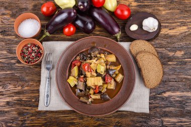 plaka üzerinde demlenmiş patlıcan