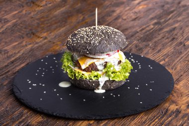 sebzeli dana pirzola ile siyah burger