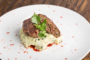 Beşamel sos, patates püresi ile