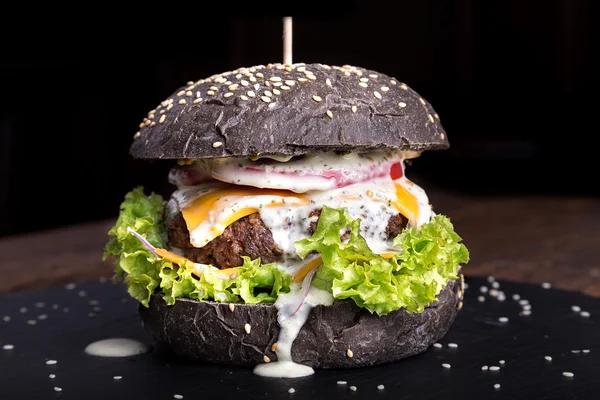 Black Burger mit Rinderschnitzel mit Gemüse — Stockfoto