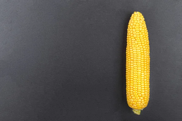 Kukorica, a fekete háttér — Stock Fotó