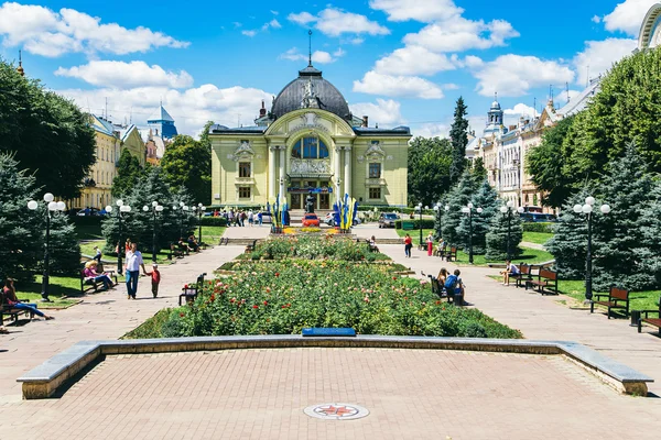 Chernivtsi tiyatroda