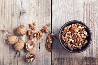 Ceviz ahşap arka plan üzerinde bir kil plaka. Üstten Görünüm