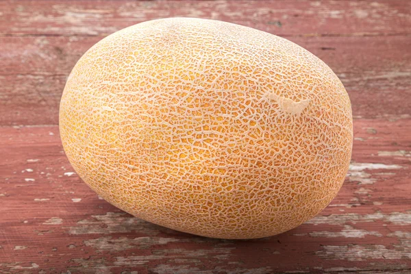 Reife Melone auf dem Tisch — Stockfoto