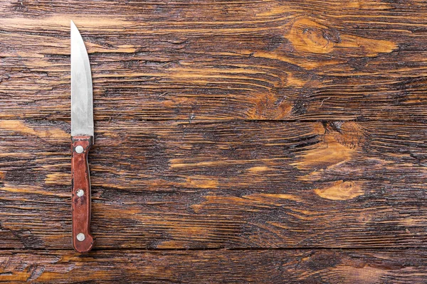 Cuchillo sobre tabla de madera — Foto de Stock