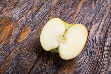 doğranmış olgun elma