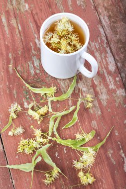 Linden çay bir fincan ahşap arka plan üzerinde.