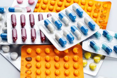 Kapsül hapları ve ilaç antibiyotiklerini su toplayan paketlere koy. Tıbbi konsept. Çeşitli hastalık tehdidi kavramı.