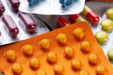 Kapsül hapları ve ilaç antibiyotiklerini su toplayan paketlere koy. Tıbbi konsept. Çeşitli hastalık tehdidi kavramı.