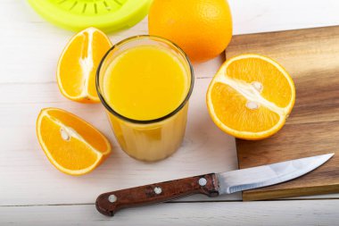 Taze meyve suyuyla birlikte dilimlenmiş portakal. Beyaz tahta arkaplan.