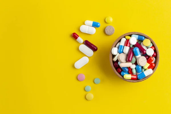 Diverse Farmaceutische Pillen Tabletten Capsules Een Houten Container Medisch Concept — Stockfoto