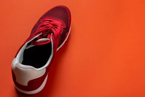 Elegantes Zapatillas Rojas Sobre Fondo Color Espacio Para Texto —  Fotos de Stock