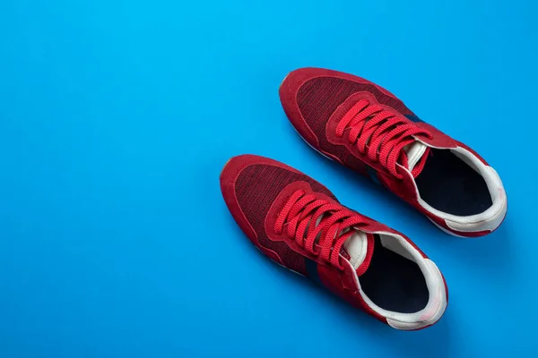 Renkli Arka Planda Bir Çift Şık Kırmızı Spor Ayakkabı Metin — Stok fotoğraf