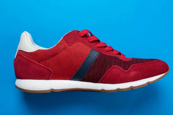 Renk Arkaplanı Üzerindeki Kırmızı Spor Ayakkabıları Metin Için Boşluk — Stok fotoğraf