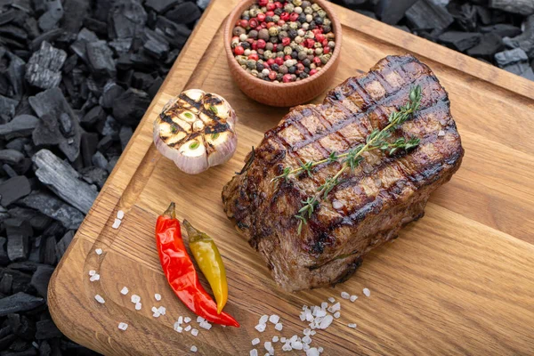 Trozo Filete Rump Cocido Con Especias Servidas Tabla Cortar Madera —  Fotos de Stock