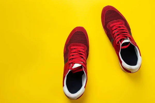 Par Elegantes Zapatillas Rojas Sobre Fondo Color Espacio Para Texto —  Fotos de Stock