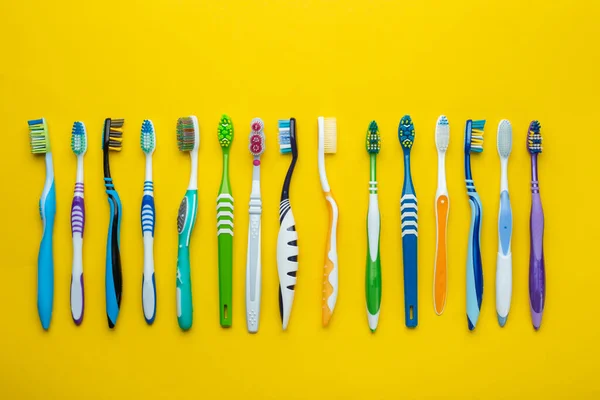 Zahnbürsten Auf Gelbem Hintergrund Hygiene Der Mundhöhle Ansicht Von Oben — Stockfoto