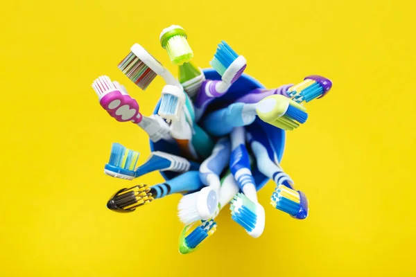 Toothbrushes Plastic Cup Yellow Background Hygiene Oral Cavity Top View — Stock Photo, Image