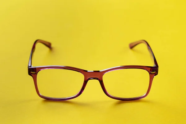 Sarı Arka Planda Kırmızı Çerçeveli Moda Gözlükler Sağlık Konsepti Gözleri — Stok fotoğraf