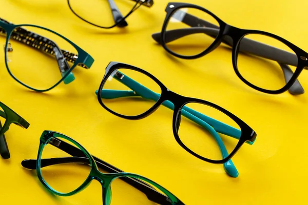 Μοντέρνα Γυαλιά Για Όραση Κίτρινο Φόντο Έννοια Της Υγείας Ιατρικό — Φωτογραφία Αρχείου