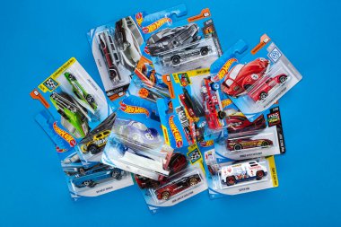 Ukrayna, Kyiv - 28 Şubat. 2020: Mavi arka planda renkli oyuncak araba koleksiyonu grubu. Ateşli Tekerlekler. Üst görünüm.