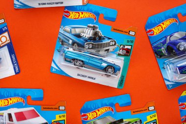 Ukrayna, Kyiv - 28 Şubat. 2020: Turuncu arka planda renkli oyuncak araba koleksiyonu grubu. Ateşli Tekerlekler. Üst görünüm.