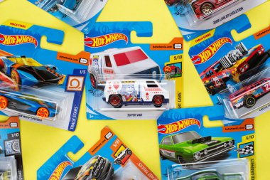 Ukrayna, Kyiv - 28 Şubat. 2020: Sarı arka planda renkli oyuncak araba koleksiyonu grubu. Ateşli Tekerlekler. Üst görünüm.