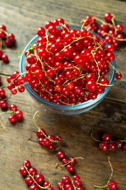 Tahta masadaki tabakta taze üzümlü üzümlü tatlı. Hasat konsepti.