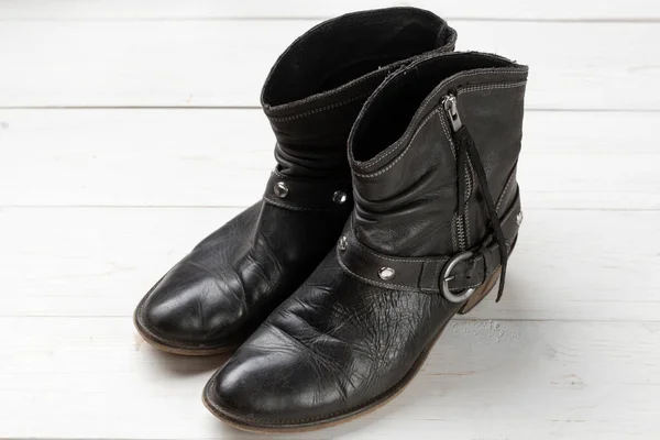 Cowboystiefel Für Frauen Schwarze Lederschuhe Auf Einem Weißen Holztisch Zusammensetzung — Stockfoto