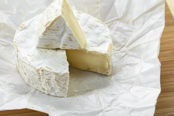 Sýr Camembert Dřevěné Desce Tradice Francouzské Gastronomie — Stock fotografie