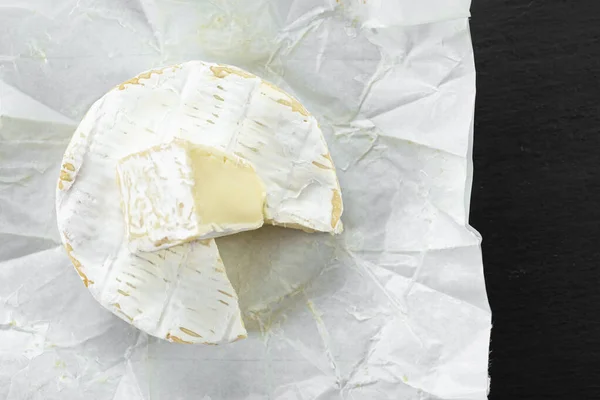 Cheese Camembert Una Lavagna Nera Servire Cibo Tradizioni Gastronomiche Francesi — Foto Stock