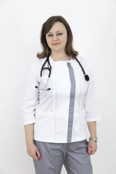 Dorosła Lekarka Stetoskopem Białej Ścianie Doświadczony Lekarz Który Budzi Zaufanie — Zdjęcie stockowe