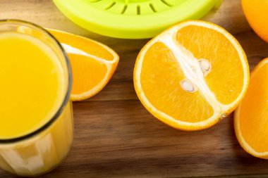 Beyaz bir masada taze portakal suyu. Dilimlenmiş narenciye meyvesi.