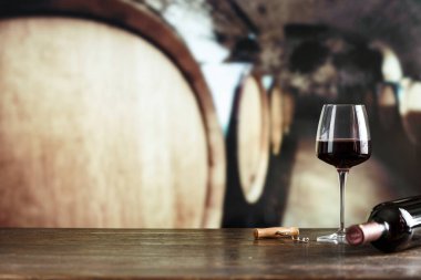 Şarap mahzeni, şarap şişesi, cam ve tirbuşon. Metin için yeri var. Şarap tatma ve içme kültürü konsepti.