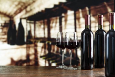 Şarap mahzeni, bir şişe şarap ve iki kadeh. Metin için yeri var. Şarap tatma ve içme kültürü konsepti.