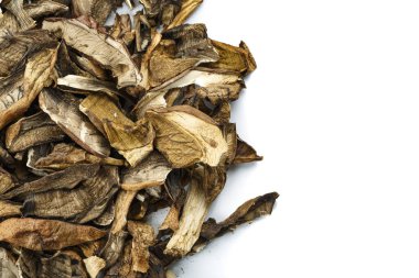 Beyaz arka planda kurutulmuş mantar. Mesaj için yer var. Üst görünüm.