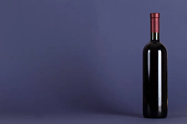 Geschlossene Flasche Rotwein Auf Fliederfarbenem Hintergrund Mit Platz Für Text — Stockfoto