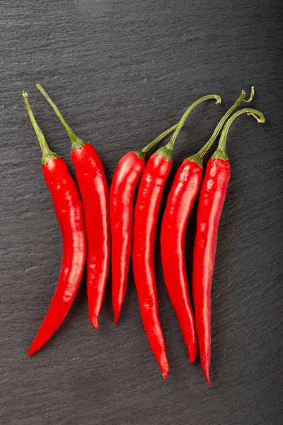 Vörös Chilipaprika Egy Fekete Palatáblán Fűszeres Étel Koncepció Helyet Szövegnek — Stock Fotó