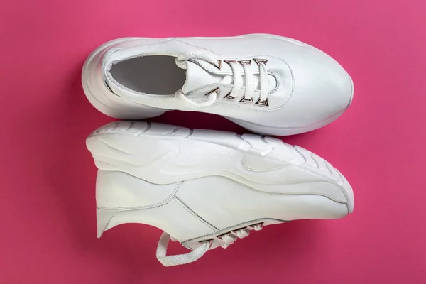 Een Paar Nieuwe Witte Sneakers Een Roze Achtergrond Comfortabele Casual — Stockfoto