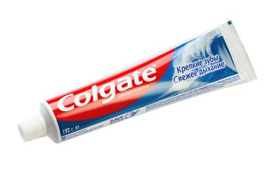 Ukrayna, Kyiv - 23 Ekim. 2020: Colgate güçlü dişler beyaz arka planda taze diş macunu. Colgate, Colgate-Palmolive tarafından üretilen bir diş macunu markasıdır. Dosya kırpma yolu içeriyor.