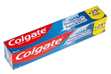 Ukrayna, Kyiv - 23 Ekim. 2020: Colgate güçlü dişler beyaz arka planda taze diş macunu. Colgate, Colgate-Palmolive tarafından üretilen bir diş macunu markasıdır. Dosya kırpma yolu içeriyor.
