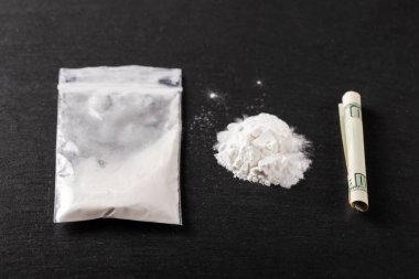 Karanlık bir masada sert uyuşturucular. Kanun ihlali kavramı. Mesaj için yer var. Üst görünüm.