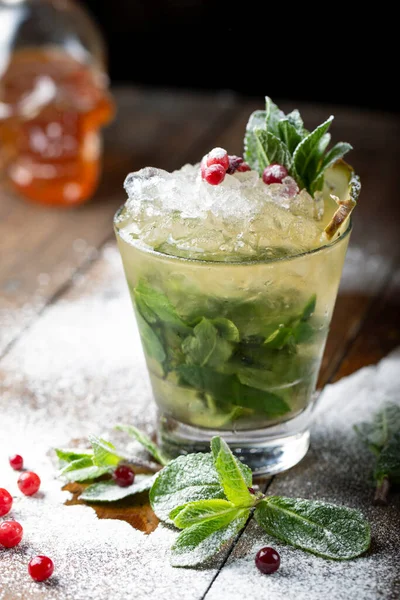 Cocktail Mojito Rafraîchissant Dans Verre Sur Comptoir Bar Beaucoup Glace — Photo