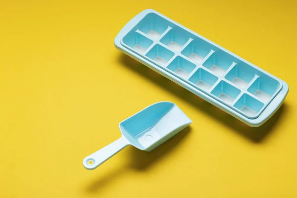 カクテルに使用するための氷のキューブを作るための青色のプラスチック型 テキストのスペース — ストック写真