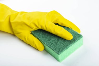 Elde bulaşık yıkamak için sünger. Beyaza izole edilmiş bir lateks eldiven verin. El hareketi ya da beyaz üzerine izole edilmiş işaret. Temizlik ve temizlik konsepti. Dosya kırpma yolu içeriyor.