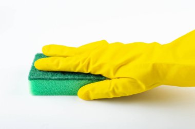 Elde bulaşık yıkamak için sünger. Beyaza izole edilmiş bir lateks eldiven verin. El hareketi ya da beyaz üzerine izole edilmiş işaret. Temizlik ve temizlik konsepti. Dosya kırpma yolu içeriyor.