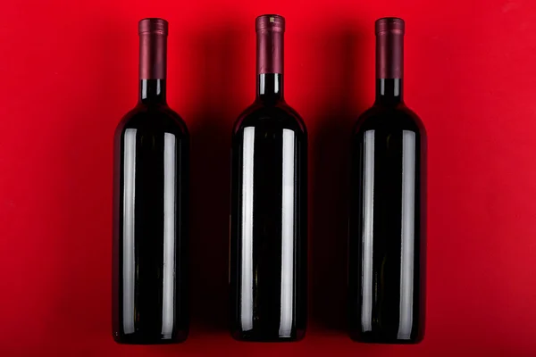 Drei Flaschen Rotwein Auf Rotem Hintergrund Romantische Stimmung Raum Für — Stockfoto