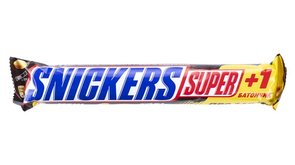 ウクライナ キエフ 11月30日 2020年 白を基調としたスニッカースーパーチョコレートバー Snickersはアメリカの会社火星によって作られたブランド名チョコレートバーです ファイルにクリッピングパスが含まれています — ストック写真