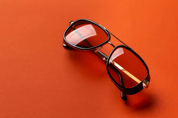 Modische Sonnenbrille Auf Orangefarbenem Hintergrund Stilvolle Accessoires Sommerkonzept — Stockfoto