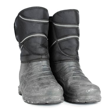 Beyaz arka planda kirli izole edilmiş eski botlar. Yürüyüş botları..